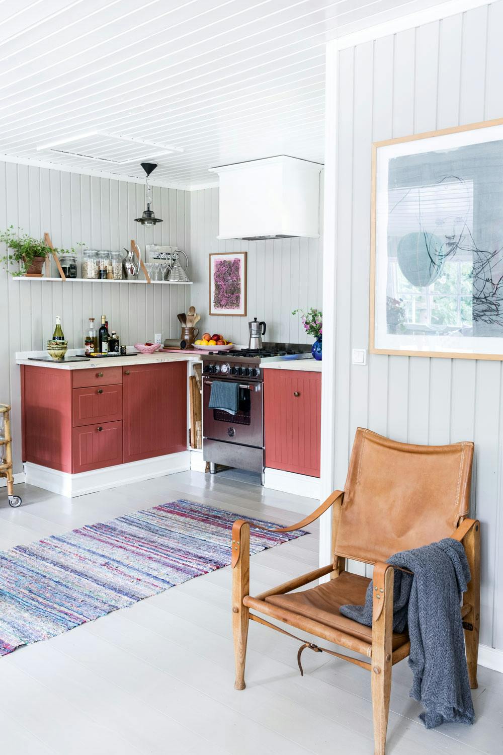 safari stol og ikea kjøkken som er malt safari stol og ikea kjøkken som er malt